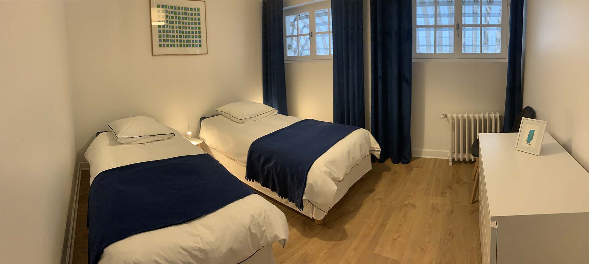 Photo d'une chambre avec deux lits simples